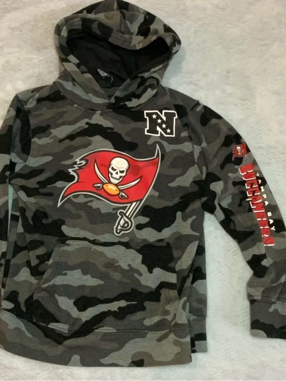 Tampa Bay Buccaneers Youth Size 8 Camo Fleece Hoodie